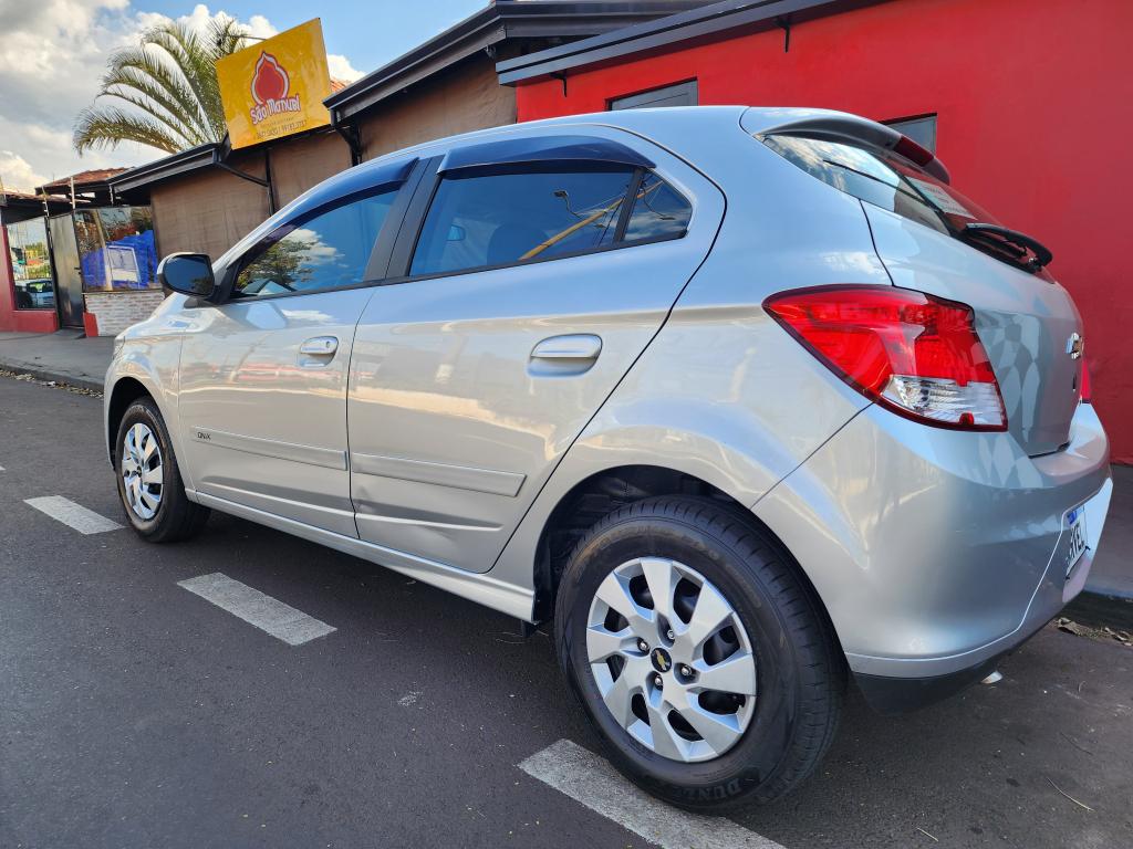 CHEVROLET Onix Hatch - Foto