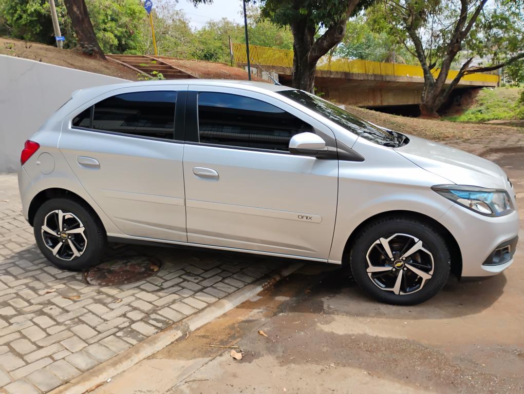 CHEVROLET Onix Hatch - Foto