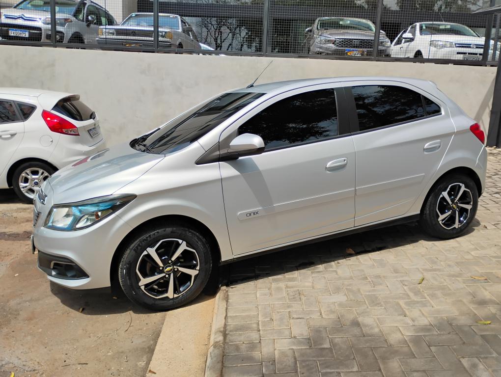 CHEVROLET Onix Hatch - Foto