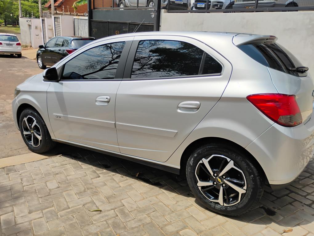 CHEVROLET Onix Hatch - Foto