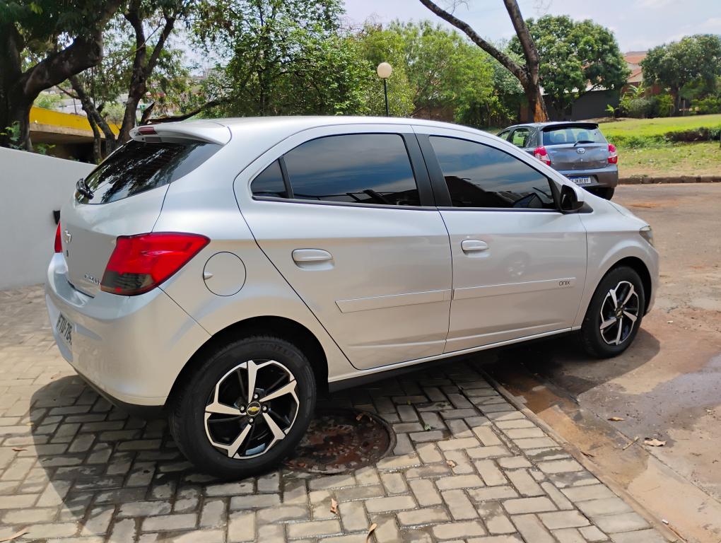 CHEVROLET Onix Hatch - Foto