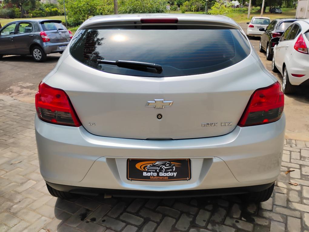 CHEVROLET Onix Hatch - Foto