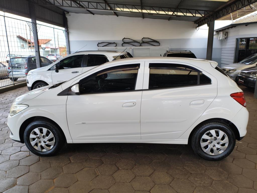 CHEVROLET Onix Hatch - Foto