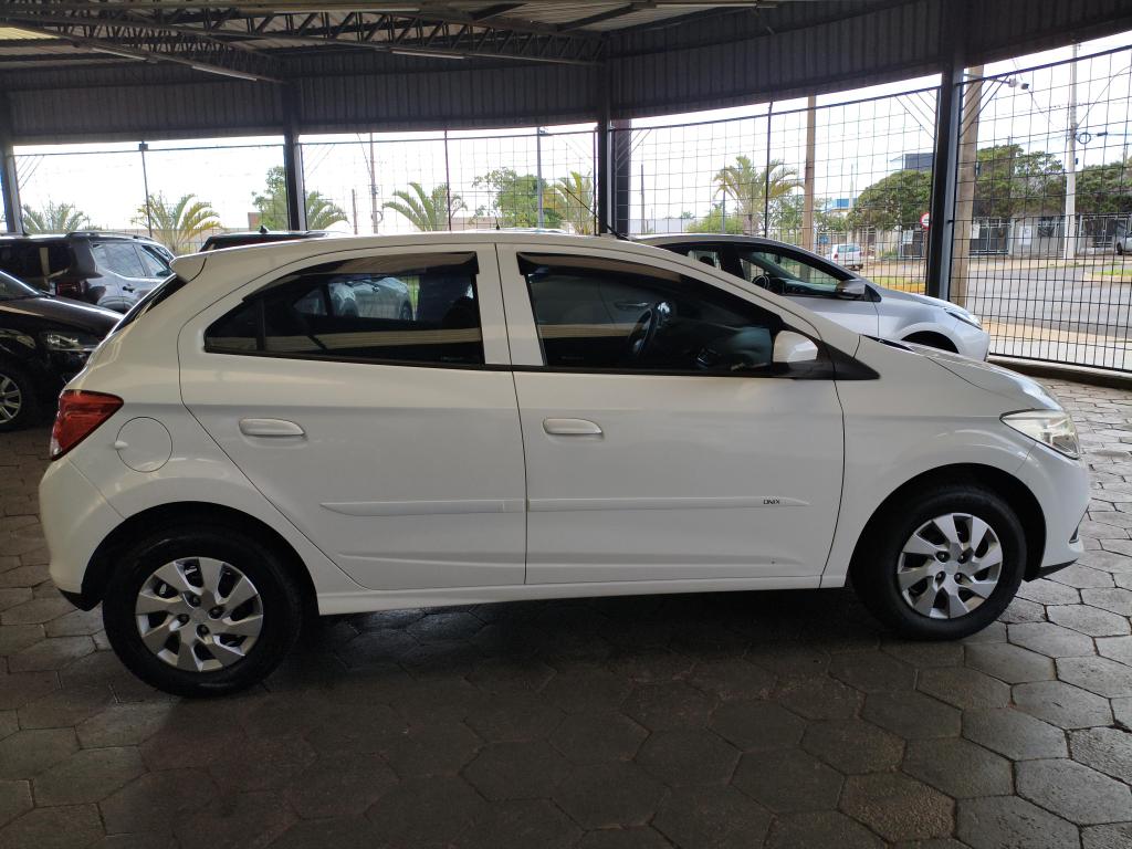 CHEVROLET Onix Hatch - Foto