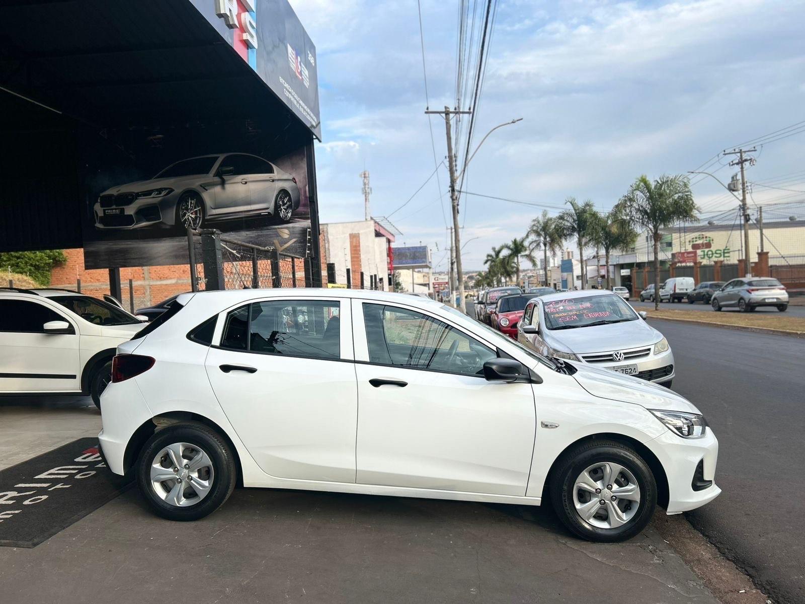 CHEVROLET Onix Hatch - Foto