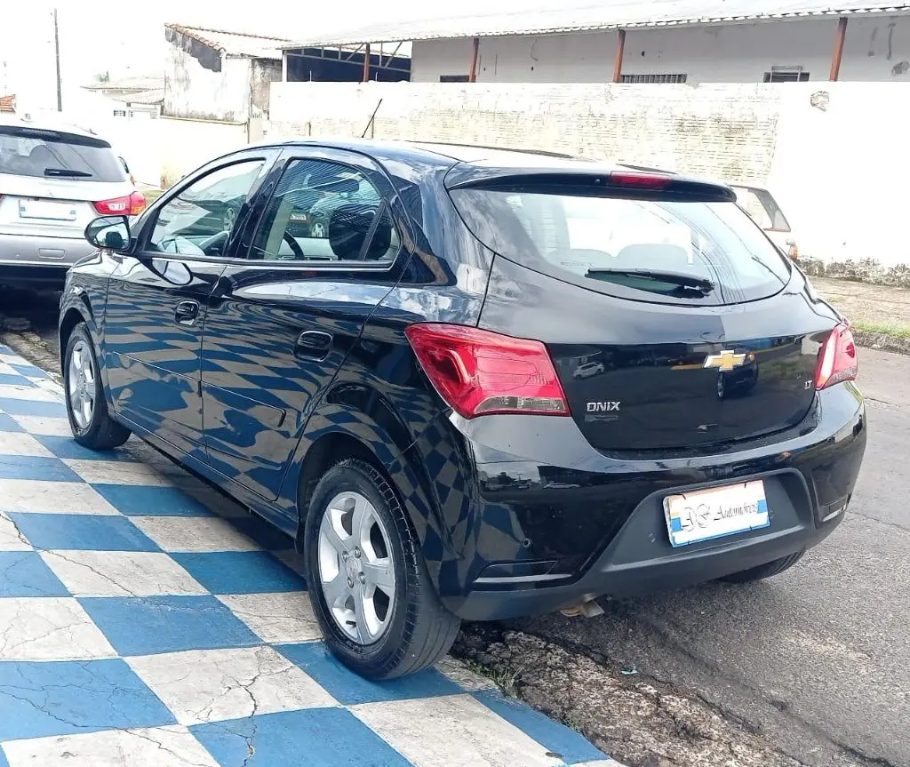CHEVROLET Onix Hatch - Foto