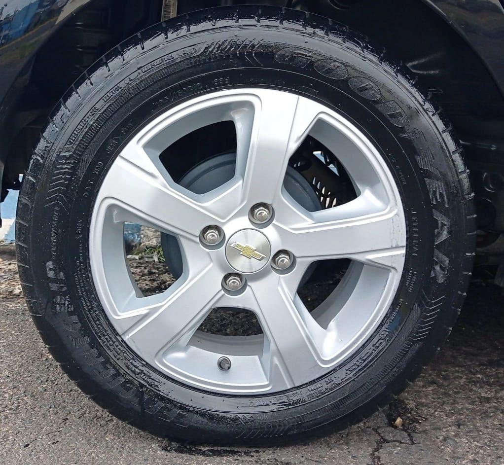 CHEVROLET Onix Hatch - Foto