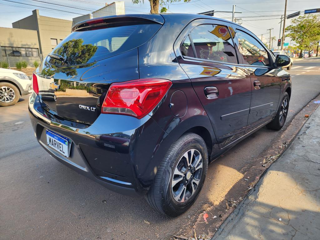 CHEVROLET Onix Hatch - Foto