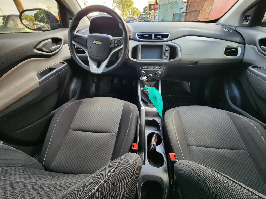 CHEVROLET Onix Hatch - Foto