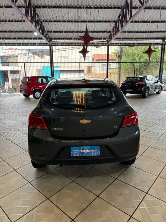 CHEVROLET Onix Hatch - Foto