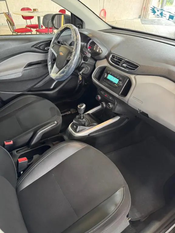 CHEVROLET Onix Hatch - Foto