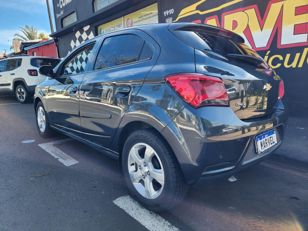 CHEVROLET Onix Hatch - Foto