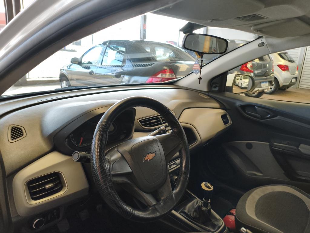 CHEVROLET Onix Hatch - Foto