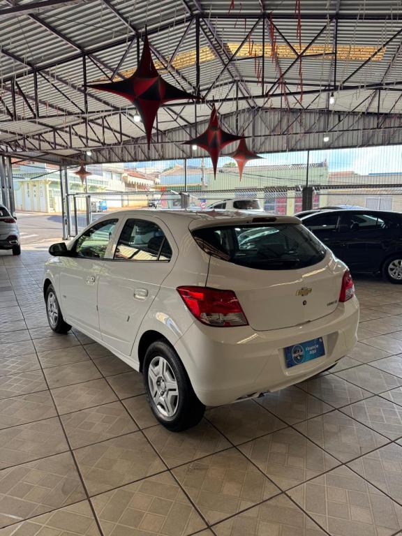 CHEVROLET Onix Hatch - Foto