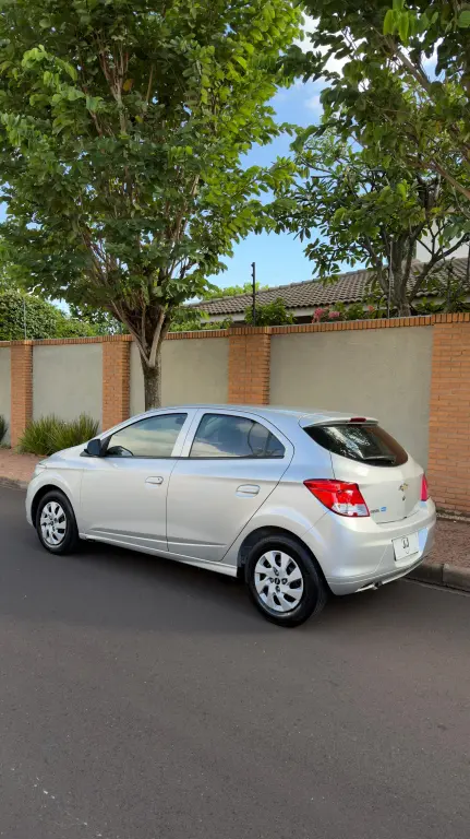 CHEVROLET Onix Hatch - Foto