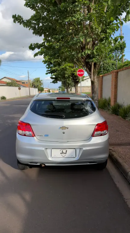 CHEVROLET Onix Hatch - Foto