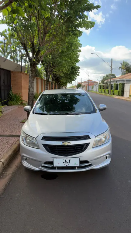 CHEVROLET Onix Hatch - Foto