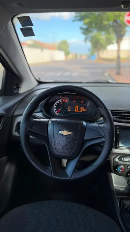 CHEVROLET Onix Hatch - Foto