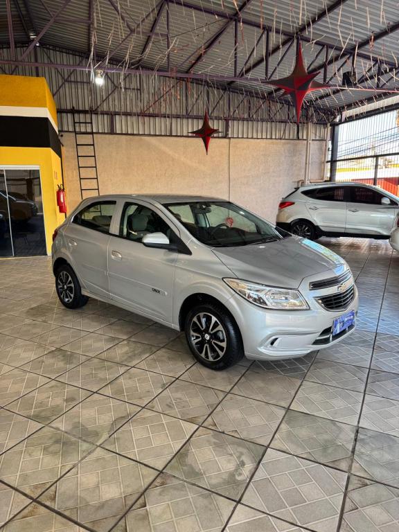 CHEVROLET Onix Hatch - Foto