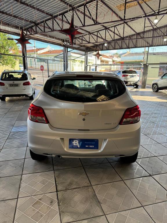 CHEVROLET Onix Hatch - Foto