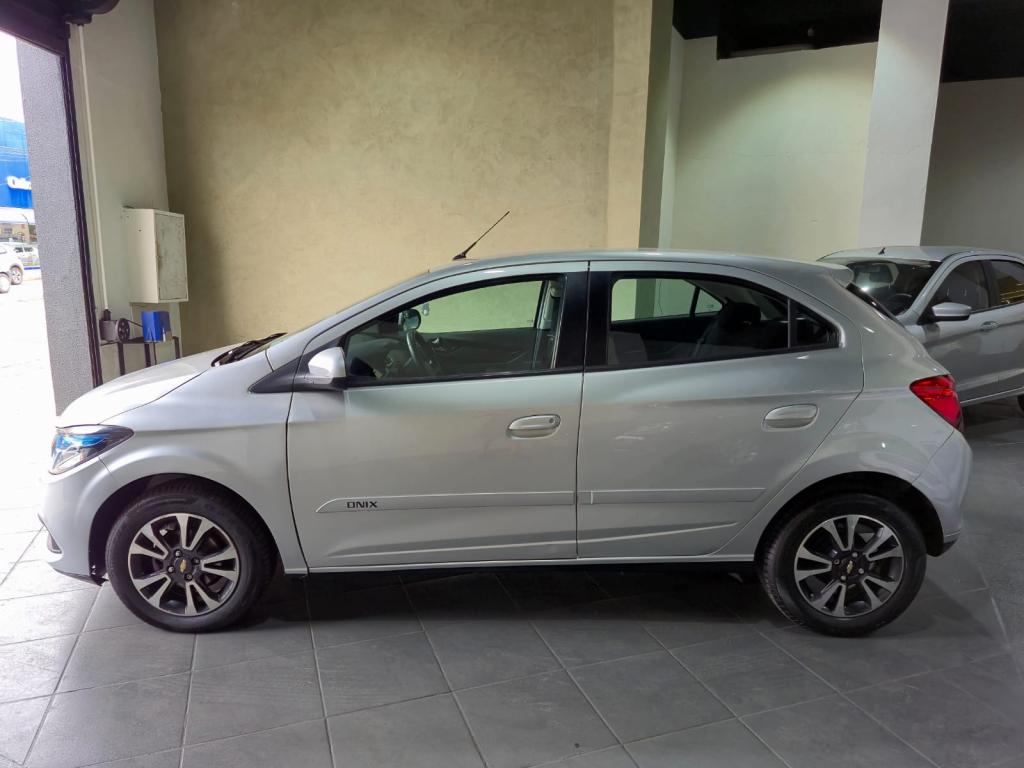CHEVROLET Onix Hatch - Foto