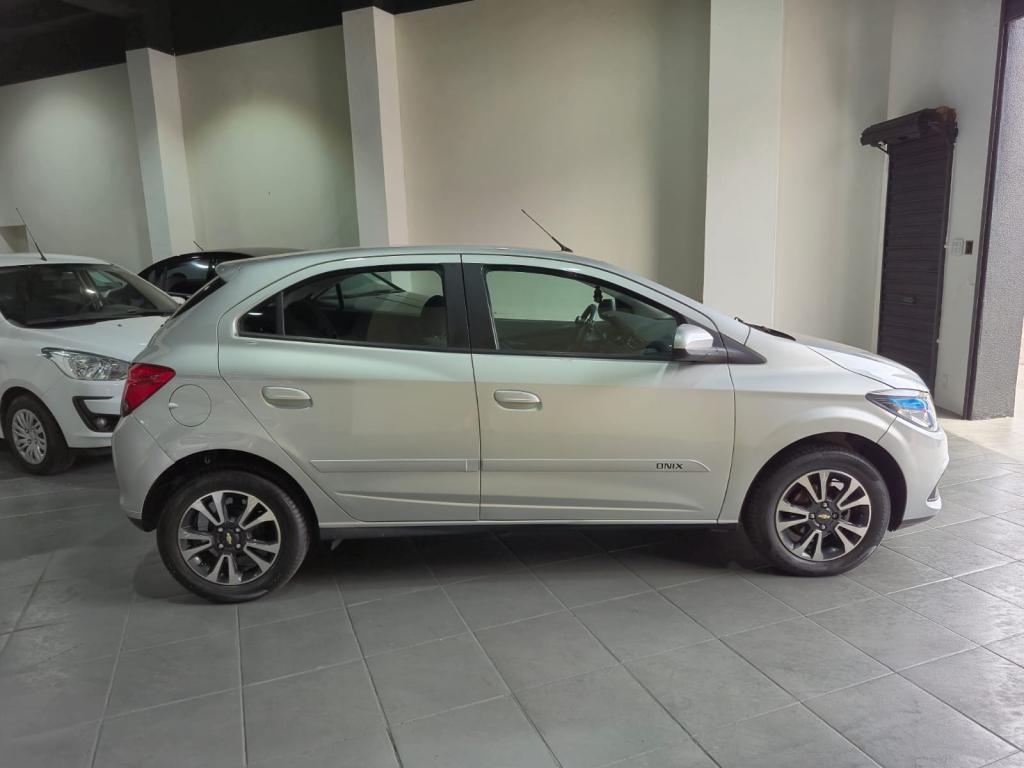 CHEVROLET Onix Hatch - Foto