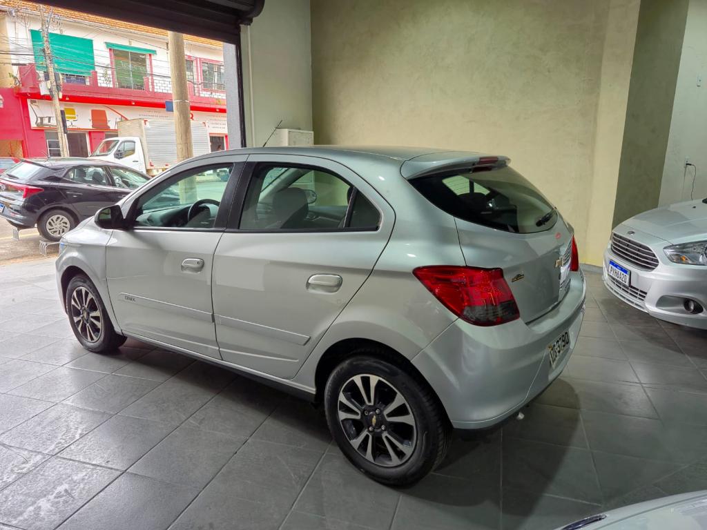CHEVROLET Onix Hatch - Foto