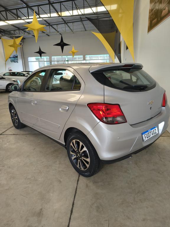 CHEVROLET Onix Hatch - Foto