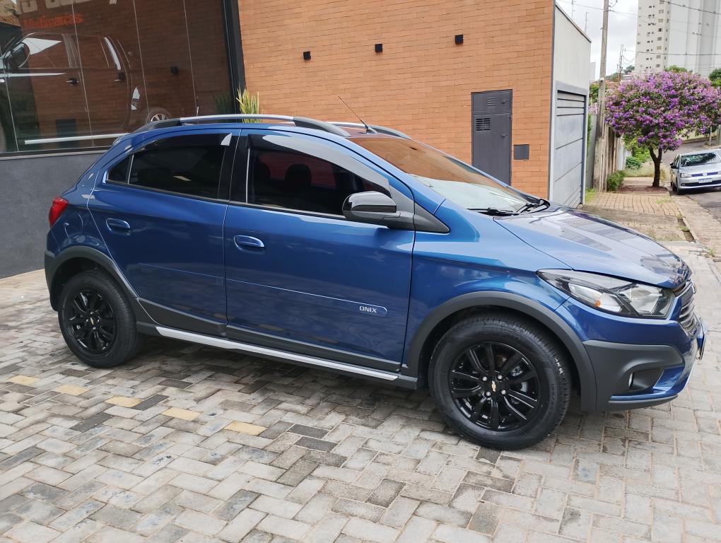 CHEVROLET Onix Hatch - Foto