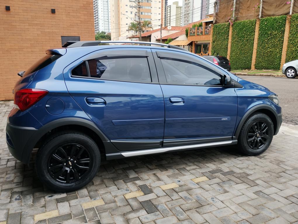 CHEVROLET Onix Hatch - Foto