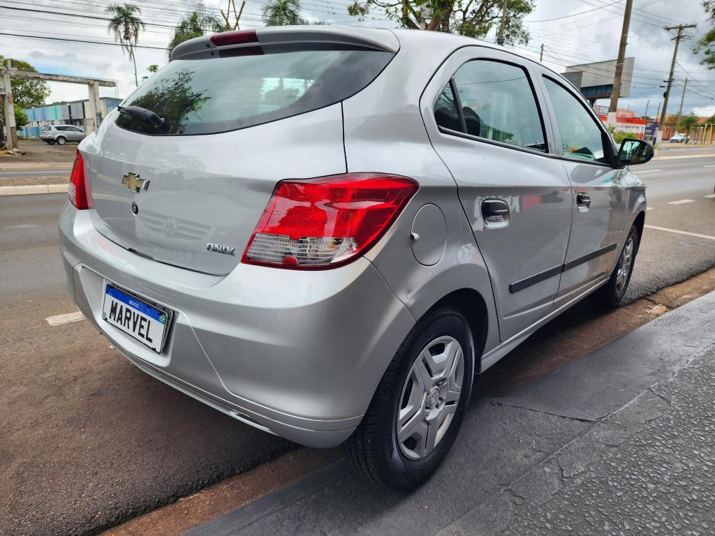 CHEVROLET Onix Hatch - Foto