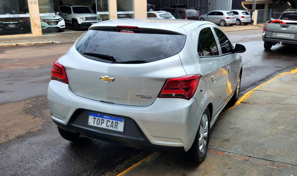 CHEVROLET Onix Hatch - Foto