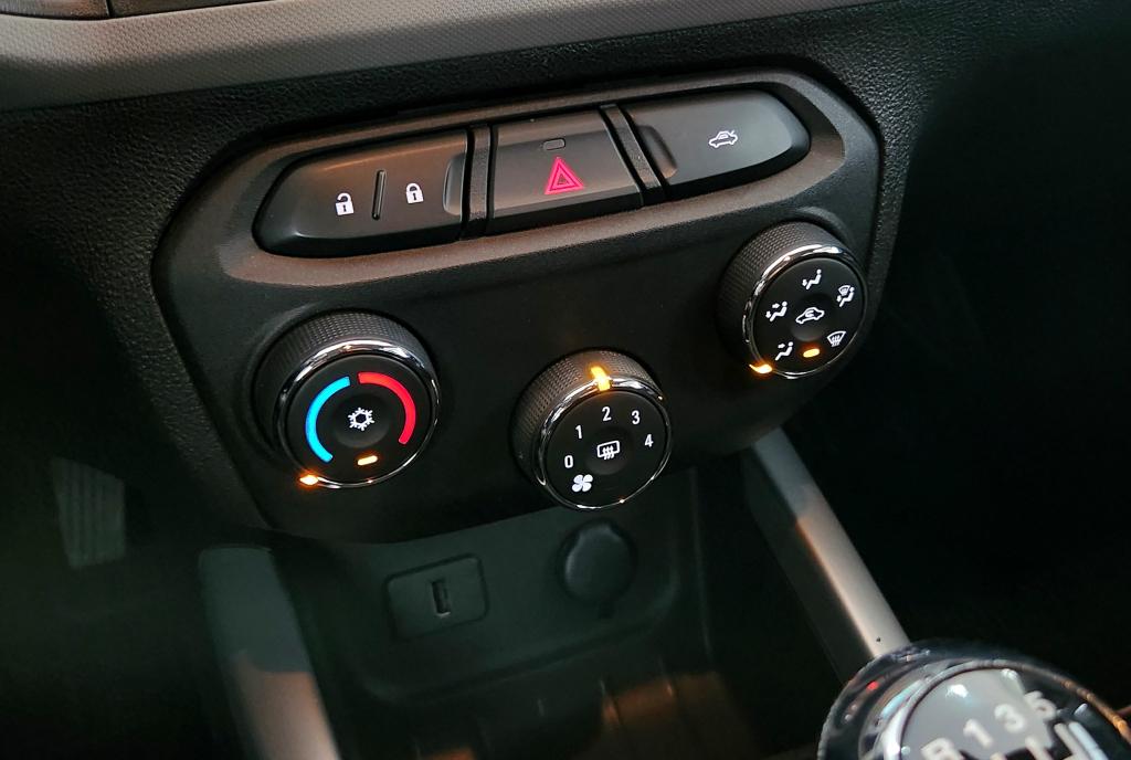 CHEVROLET Onix Hatch - Foto