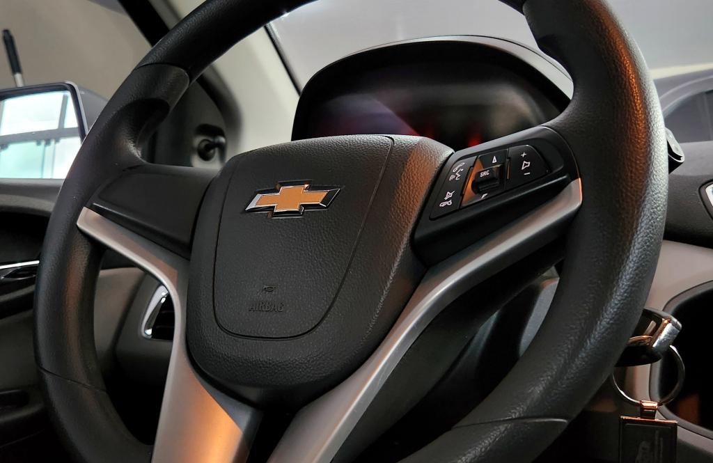 CHEVROLET Onix Hatch - Foto