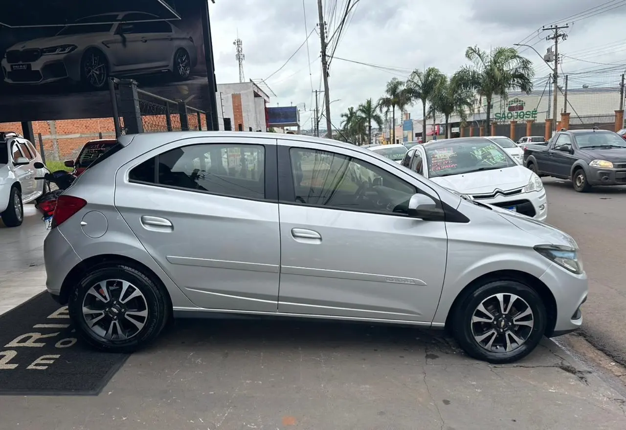 CHEVROLET Onix Hatch - Foto