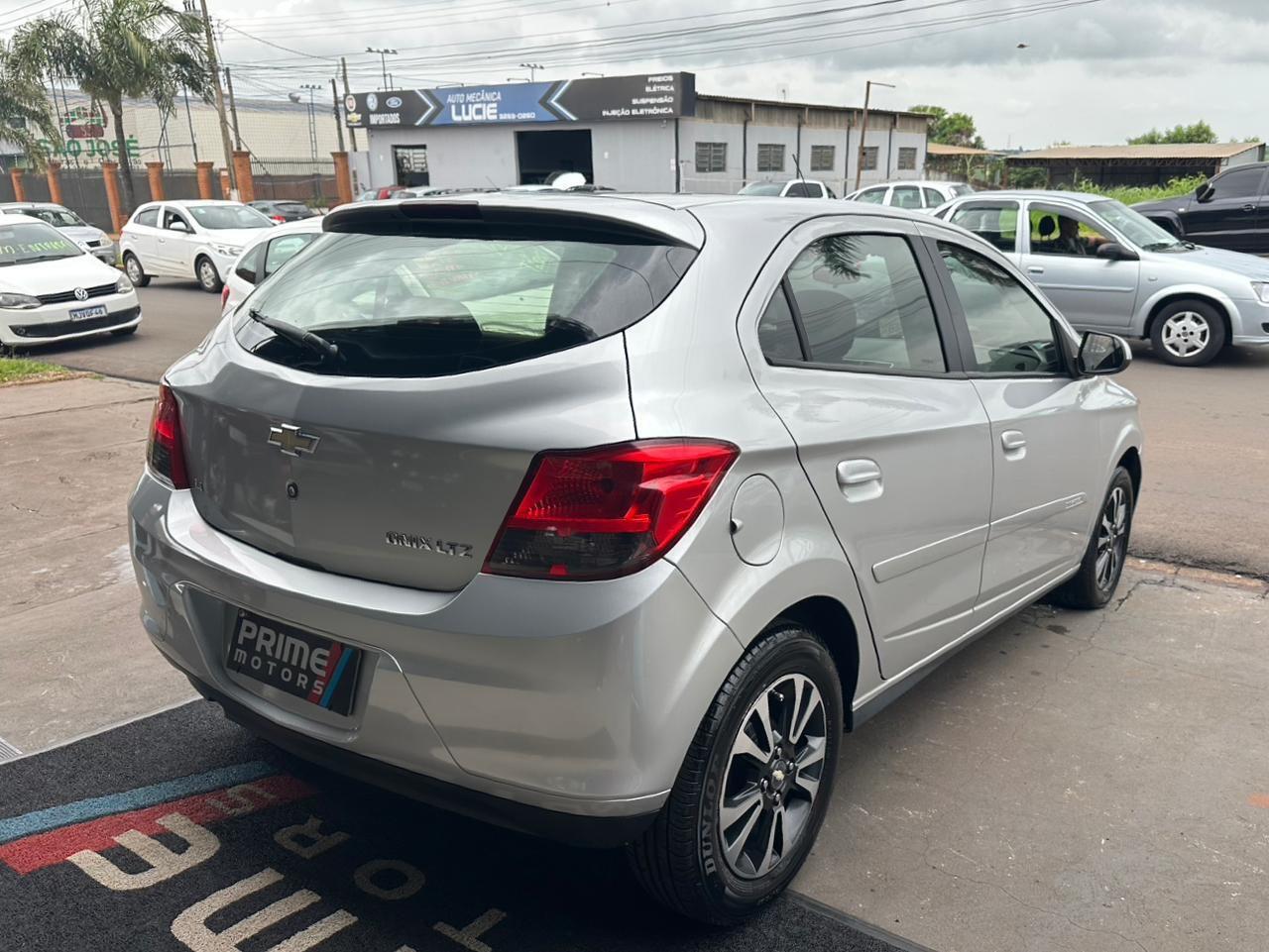 CHEVROLET Onix Hatch - Foto