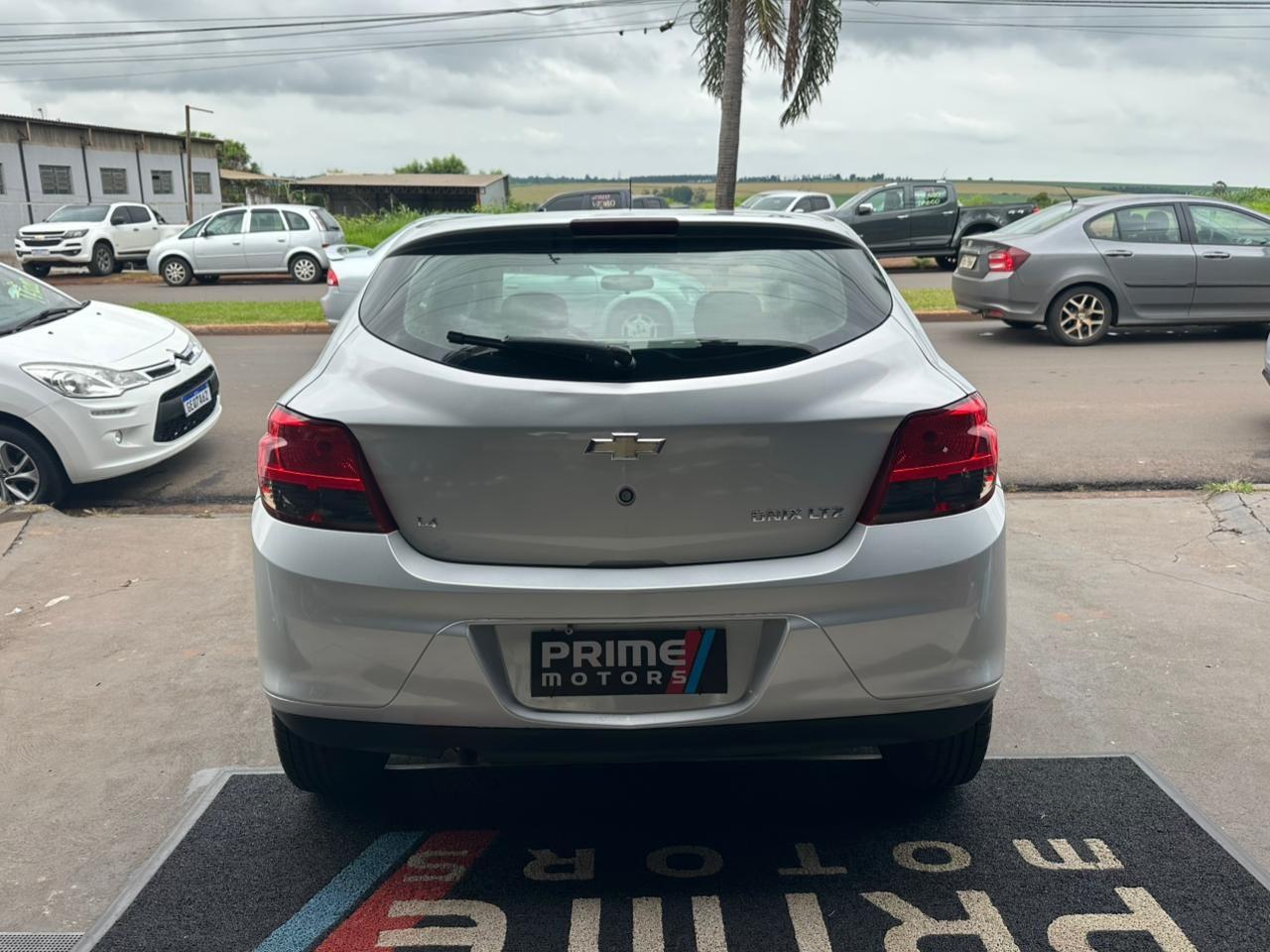 CHEVROLET Onix Hatch - Foto