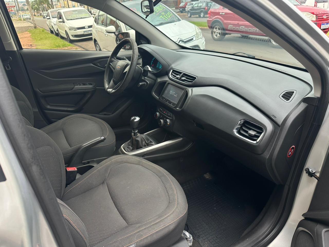 CHEVROLET Onix Hatch - Foto