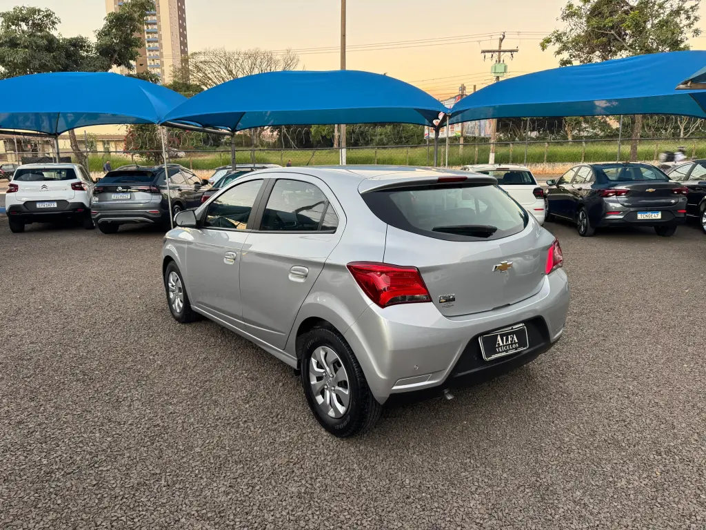 CHEVROLET Onix Hatch - Foto