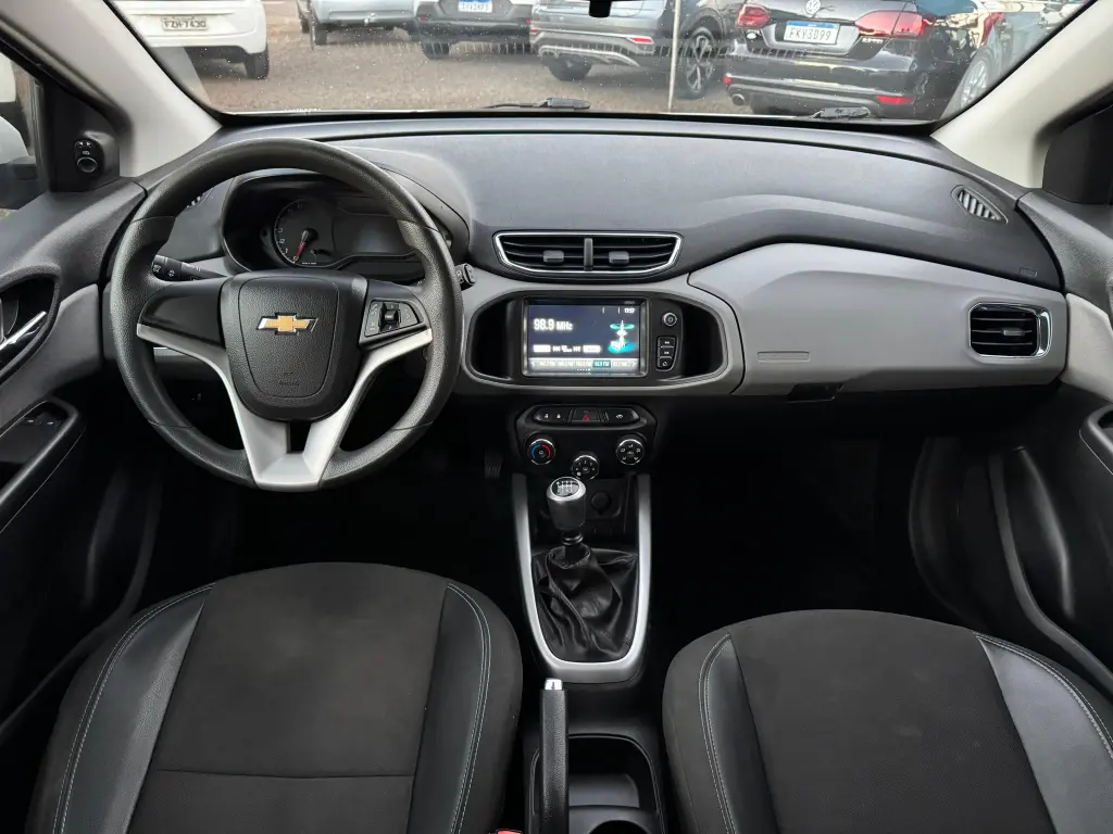 CHEVROLET Onix Hatch - Foto