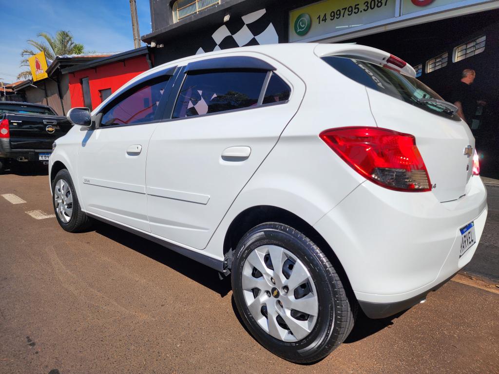CHEVROLET Onix Hatch - Foto