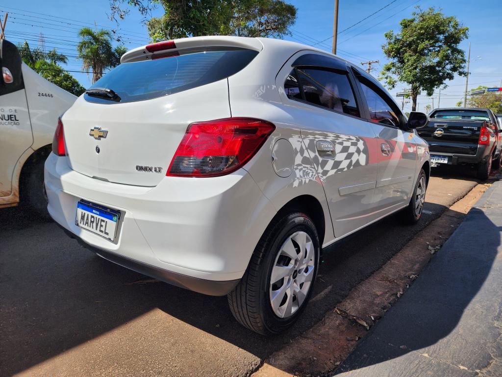CHEVROLET Onix Hatch - Foto
