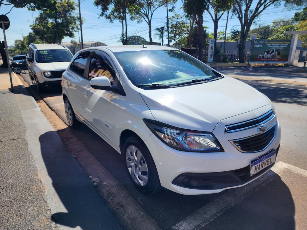 CHEVROLET Onix Hatch - Foto