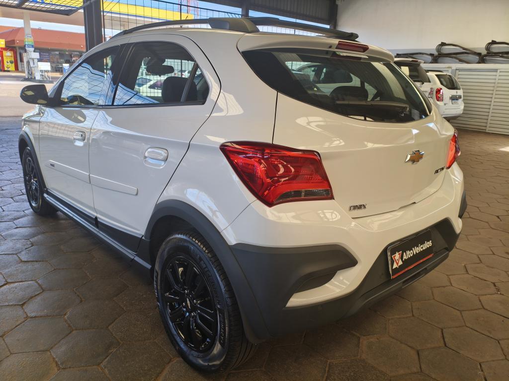 CHEVROLET Onix Hatch - Foto