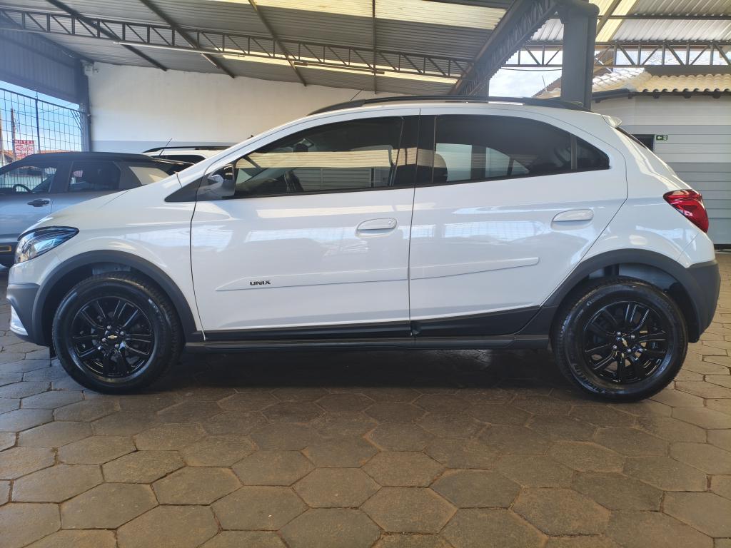 CHEVROLET Onix Hatch - Foto