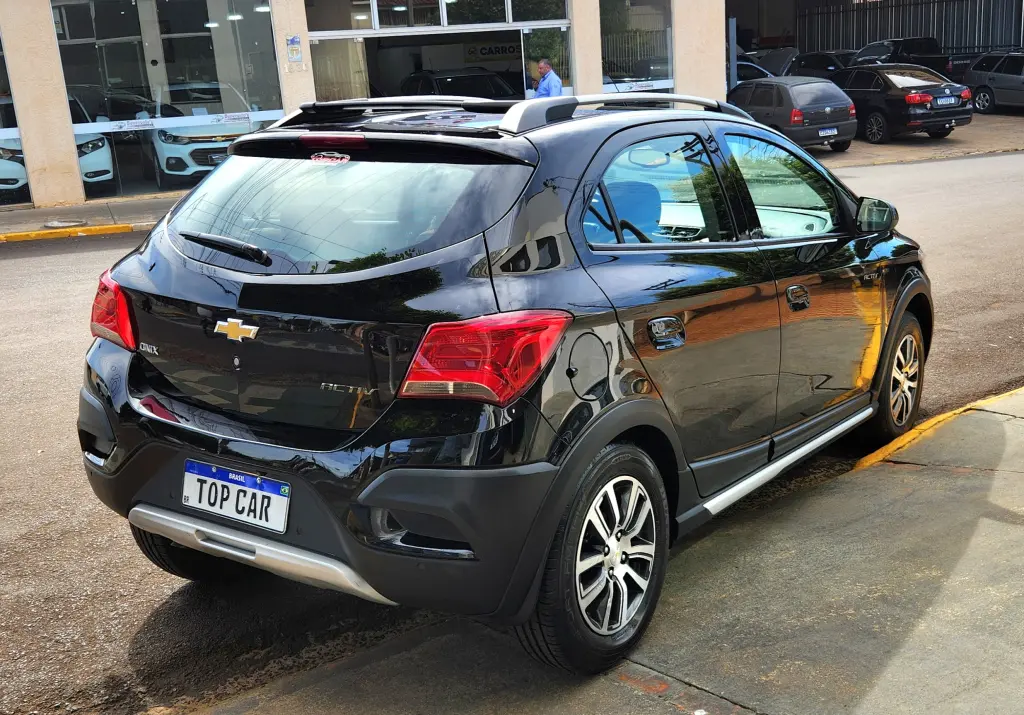 CHEVROLET Onix Hatch - Foto