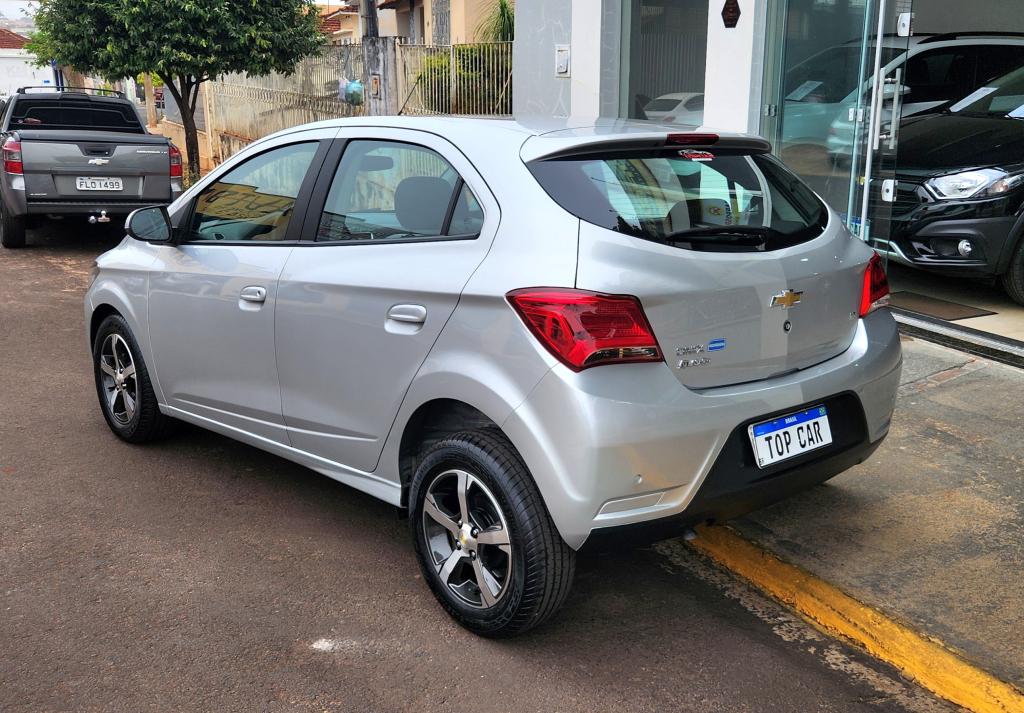 CHEVROLET Onix Hatch - Foto
