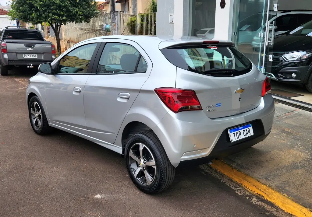 CHEVROLET Onix Hatch - Foto