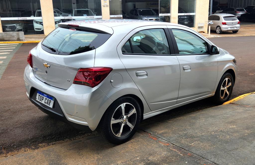 CHEVROLET Onix Hatch - Foto