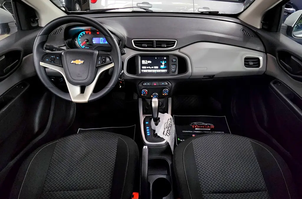 CHEVROLET Onix Hatch - Foto